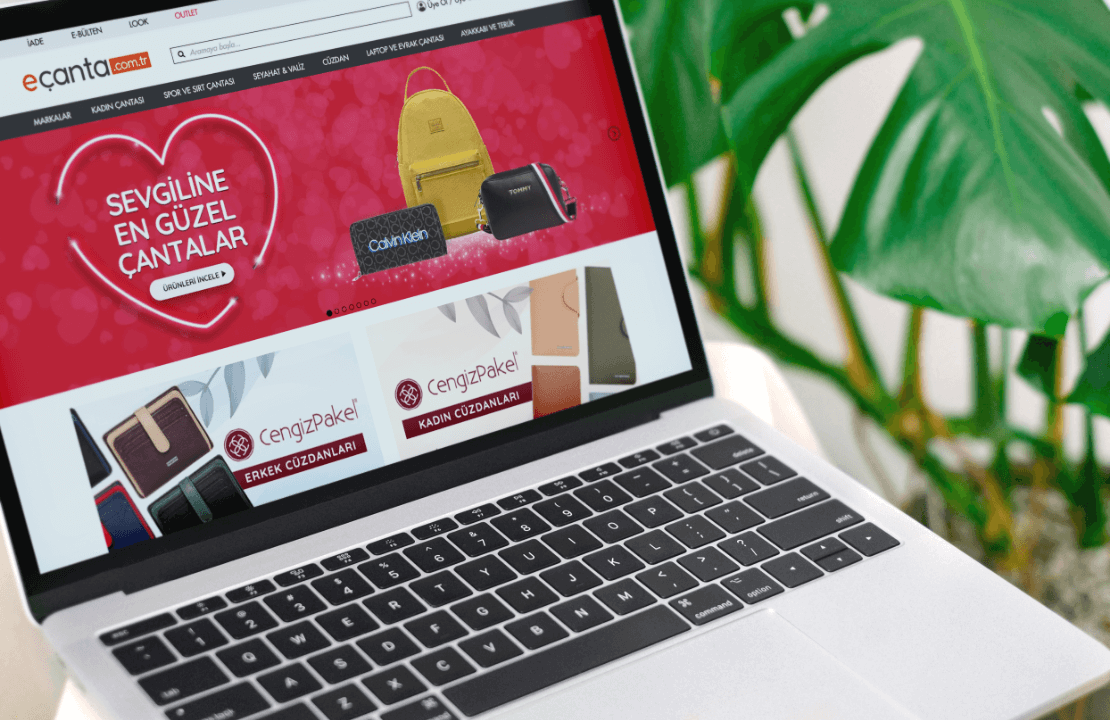 apple marka bilgisayar ekranında eçanta.com.tr sitesi açık